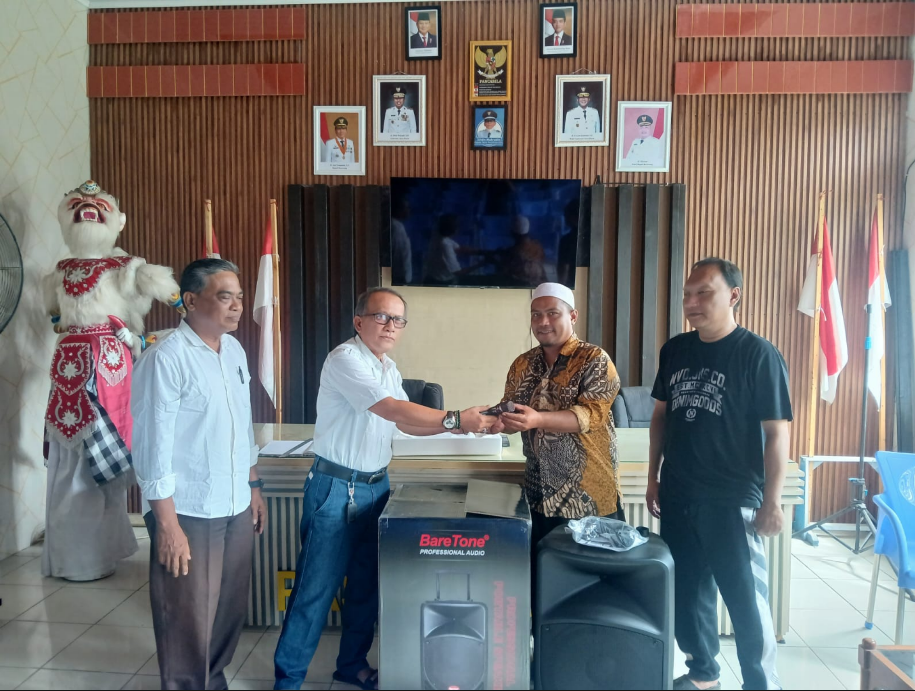 Pemerintah Desa Pasirkamuning Salurkan Bantuan Sarana Penunjang Kegiatan Keagamaan dan Sosial